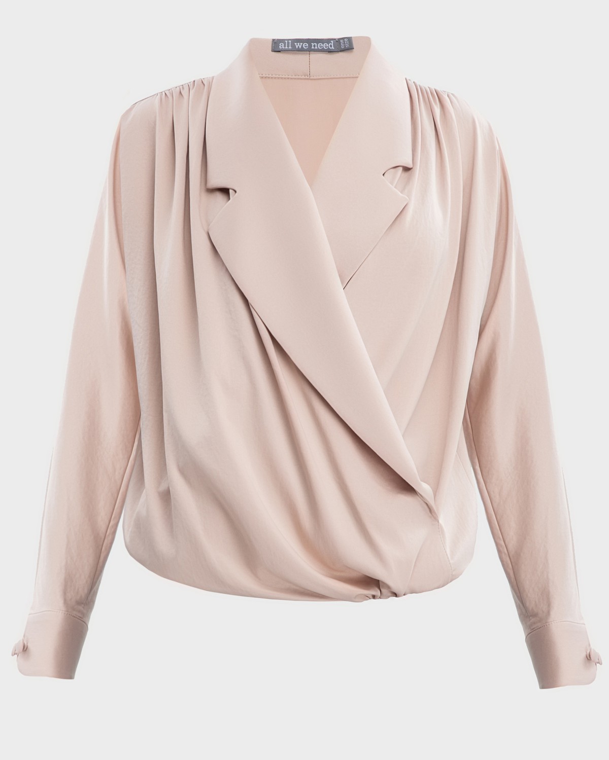 Объемная блуза с английским воротником и драпировкой на плечах из шелковистой вискозы. Сочетайте блузу с вещами с высокой посадкой для создания стильных, деловых и вечерних образов.