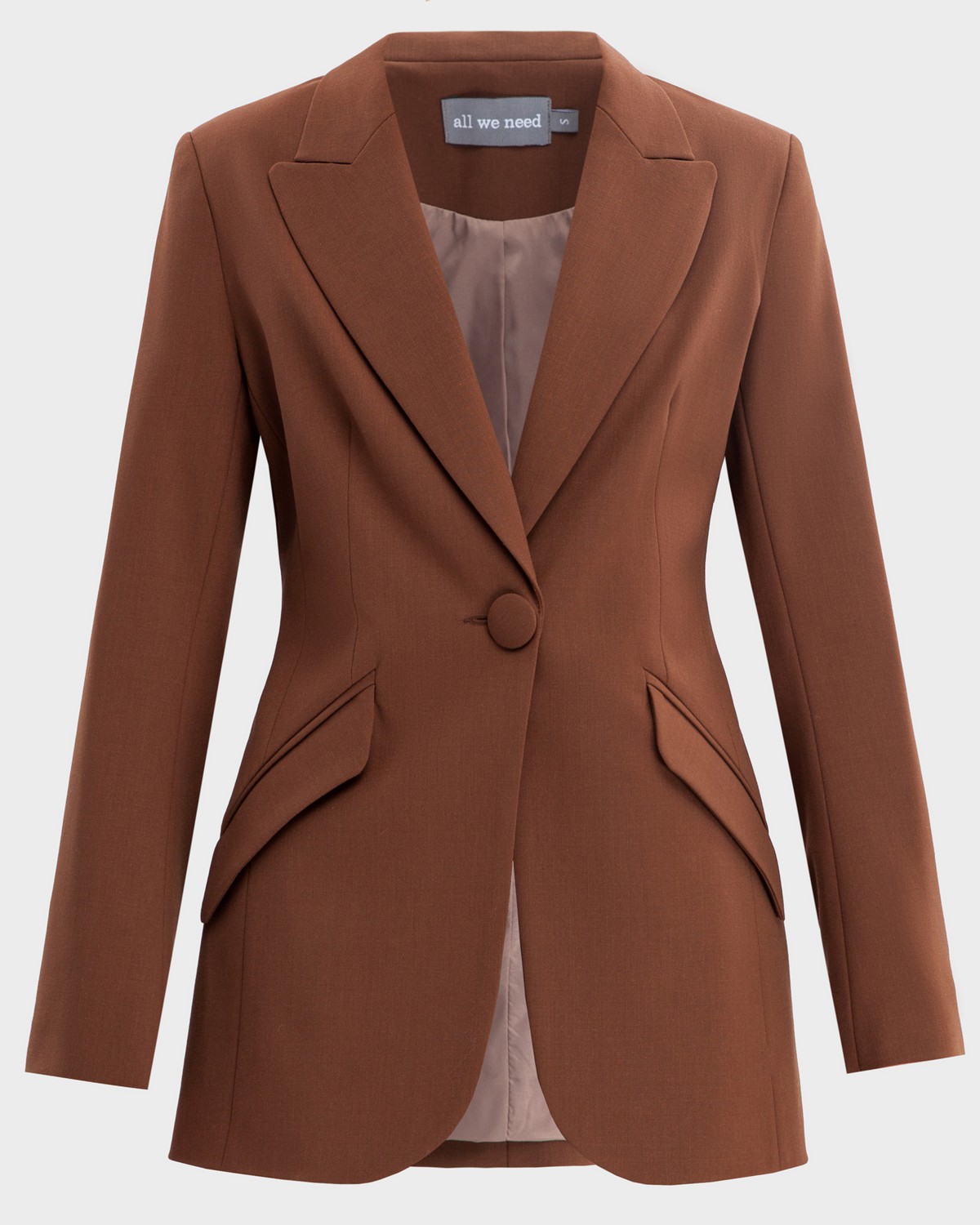 Приталенный однобортный жакет с накладными карманами и застежкой на одну пуговицу. Дополнен обтяжными пуговицами в тон изделия. Для созданияженственных деловых образов сочетайте с брюками в тон или юбками длины миди.

На модели размер XS