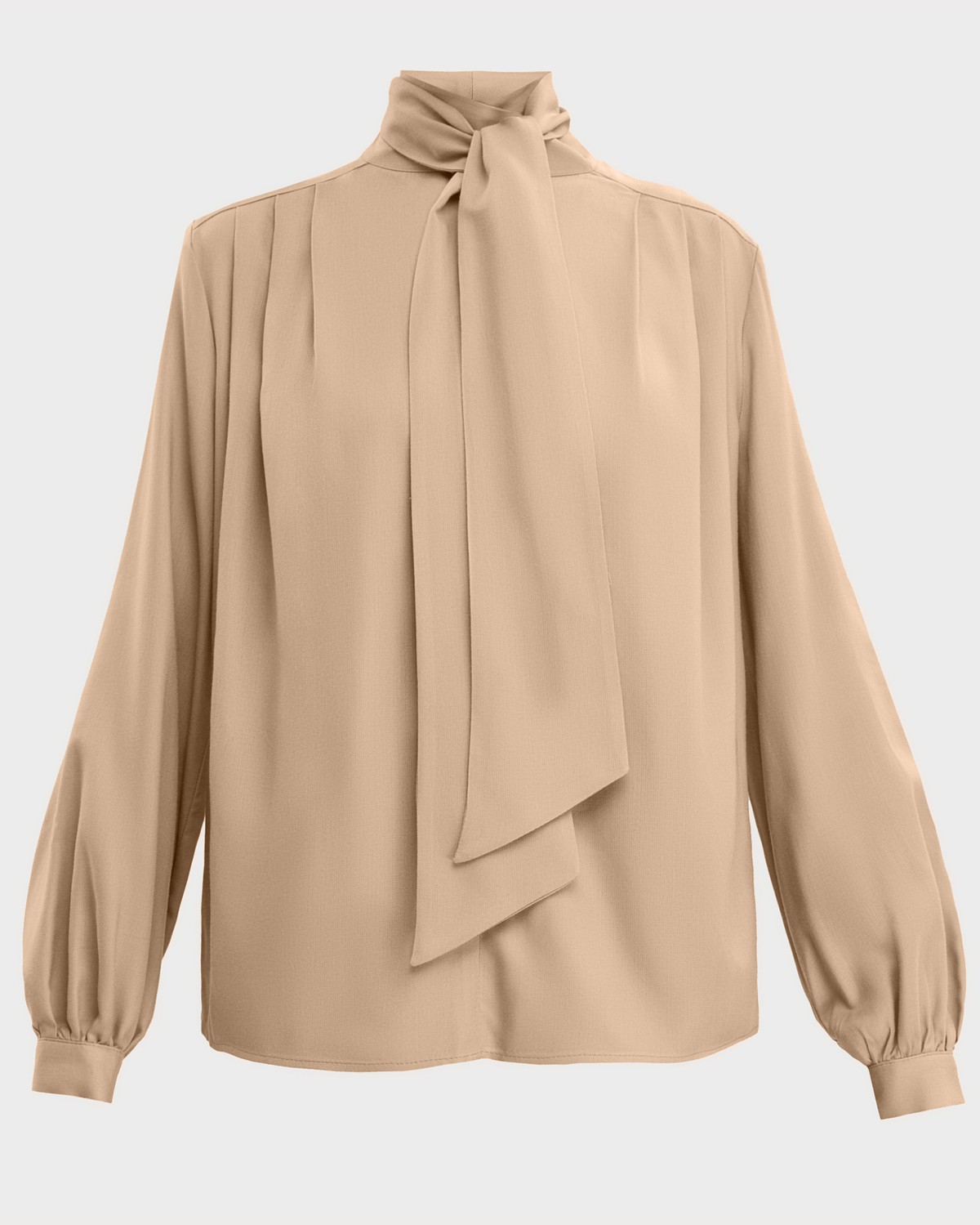 Блуза с широкими рукавами, узкими манжетами, драпировкой и бантом на груди добавит женственности любому деловому образу.
