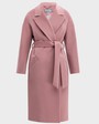 Пальто-халат из плотной шерсти с кашемиром. Модель прямого силуэтас английским воротником.Пальто дополнено двумя вместительными карманами,без застежки, с поясом из основного материала.

На модели размер XS