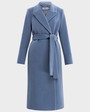 Пальто-халат Carrie NEW, цвет: серо-голубой Allweneed Пальто из плотной шерсти на подкладе. Модель прямого силуэта с английским воротником, классической линией плеча. Дополнено двумя вместительными втачными карманами и поясом из основного материала.
Женственный силуэт пальто и пояс, подчеркивающий талию, делает эту модель идеальным вариантом для любителей классики.
На модели размер XS