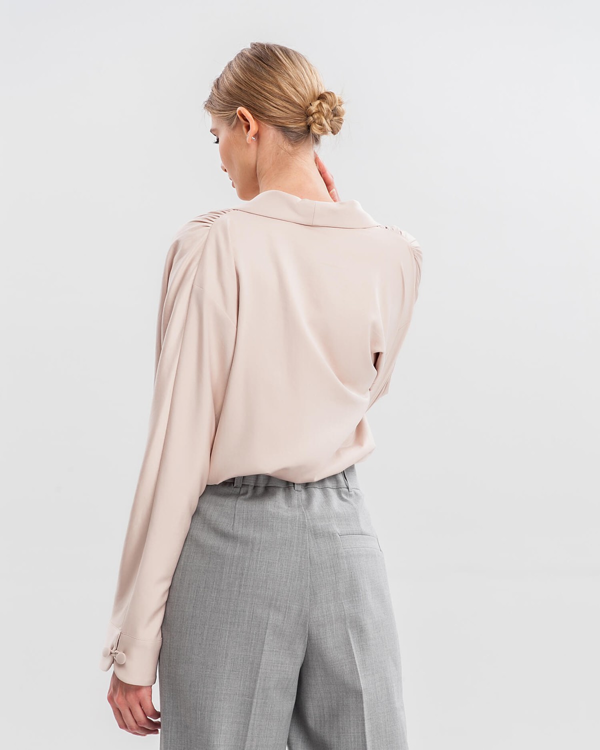 Объемная блуза с английским воротником и драпировкой на плечах из шелковистой вискозы. Сочетайте блузу с вещами с высокой посадкой для создания стильных, деловых и вечерних образов.