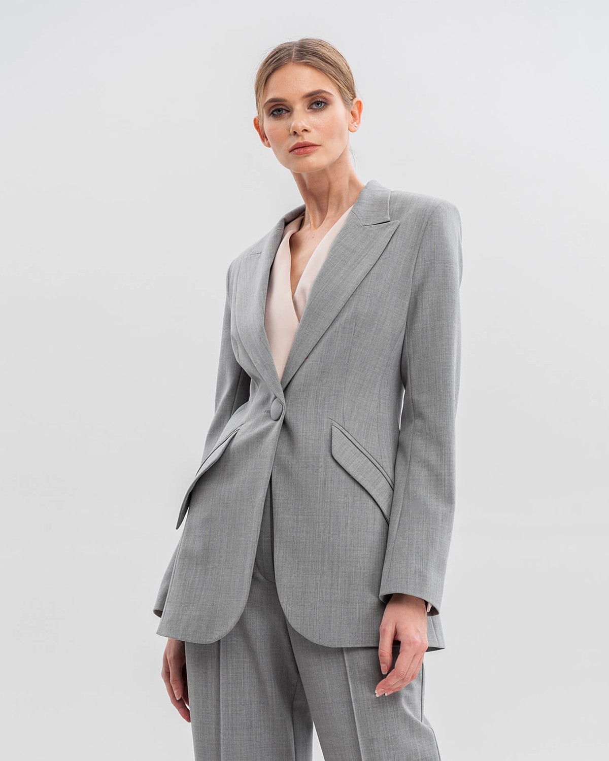 Жакет однобортный с накладными карманами, цвет: серый Allweneed Приталенный однобортный жакет с накладными карманами и застежкой на одну пуговицу. Дополнен обтяжными пуговицами в тон изделия. Для созданияженственных деловых образов сочетайте с брюками в тон или юбками длины миди.
На модели размер XS