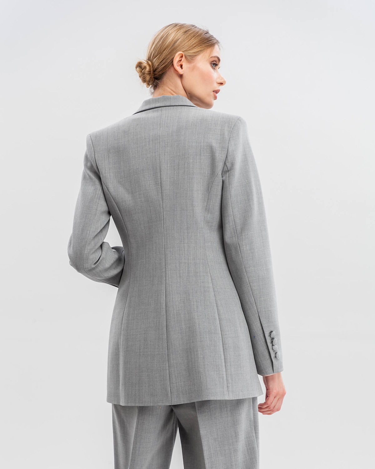 Жакет однобортный с накладными карманами, цвет: серый Allweneed Приталенный однобортный жакет с накладными карманами и застежкой на одну пуговицу. Дополнен обтяжными пуговицами в тон изделия. Для созданияженственных деловых образов сочетайте с брюками в тон или юбками длины миди.
На модели размер XS