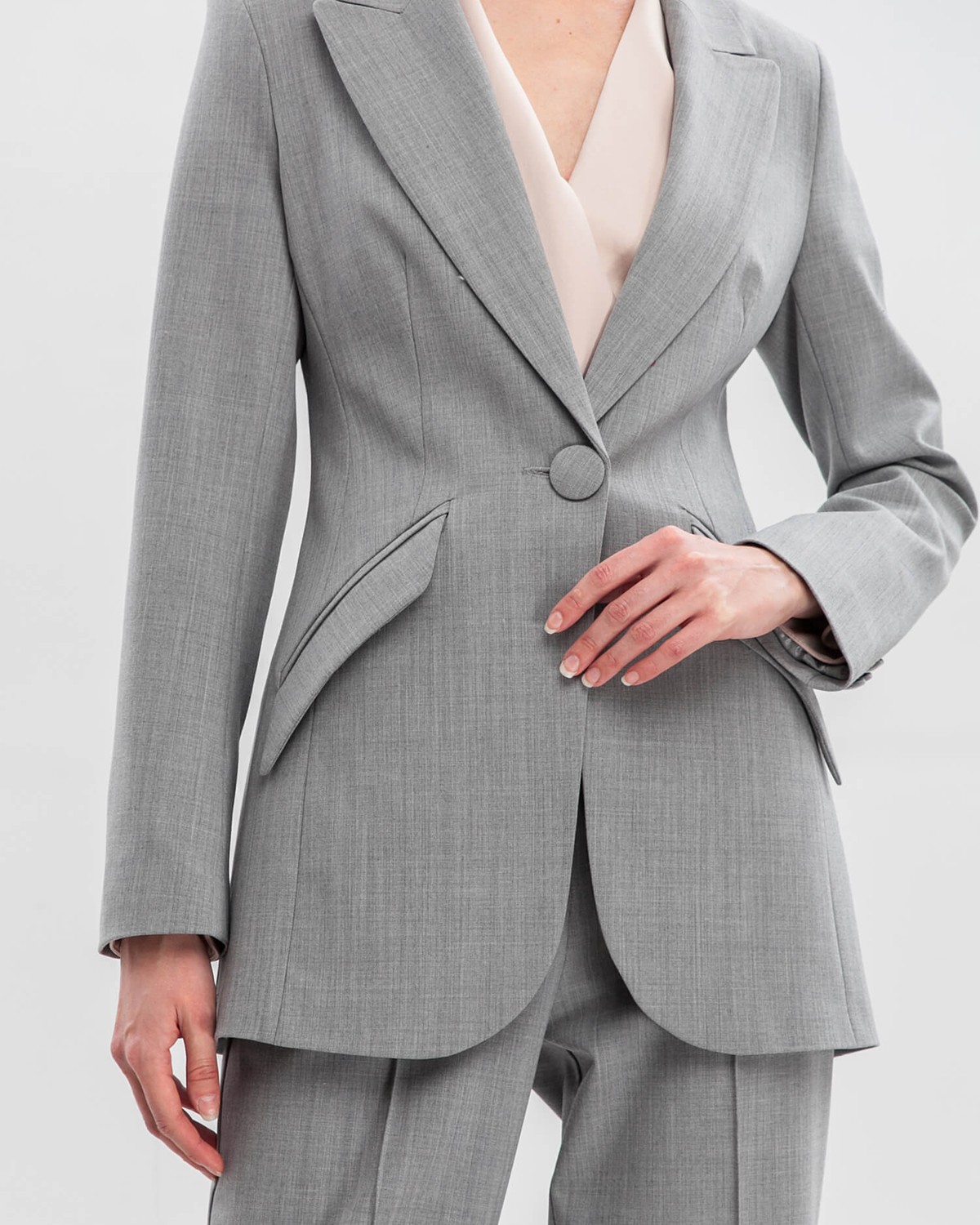 Жакет однобортный с накладными карманами, цвет: серый Allweneed Приталенный однобортный жакет с накладными карманами и застежкой на одну пуговицу. Дополнен обтяжными пуговицами в тон изделия. Для созданияженственных деловых образов сочетайте с брюками в тон или юбками длины миди.
На модели размер XS