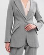 Жакет однобортный с накладными карманами, цвет: серый Allweneed Приталенный однобортный жакет с накладными карманами и застежкой на одну пуговицу. Дополнен обтяжными пуговицами в тон изделия. Для созданияженственных деловых образов сочетайте с брюками в тон или юбками длины миди.
На модели размер XS