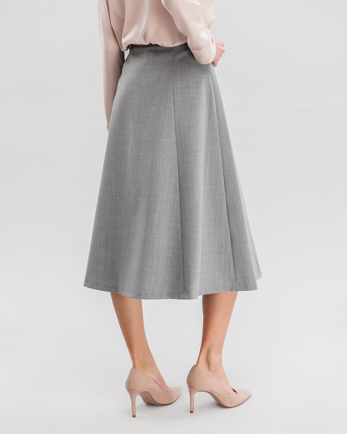 Юбка длины миди силуэта трапеция позволяет создавать женственные утонченные образы даже зимой.

На модели размер XS
