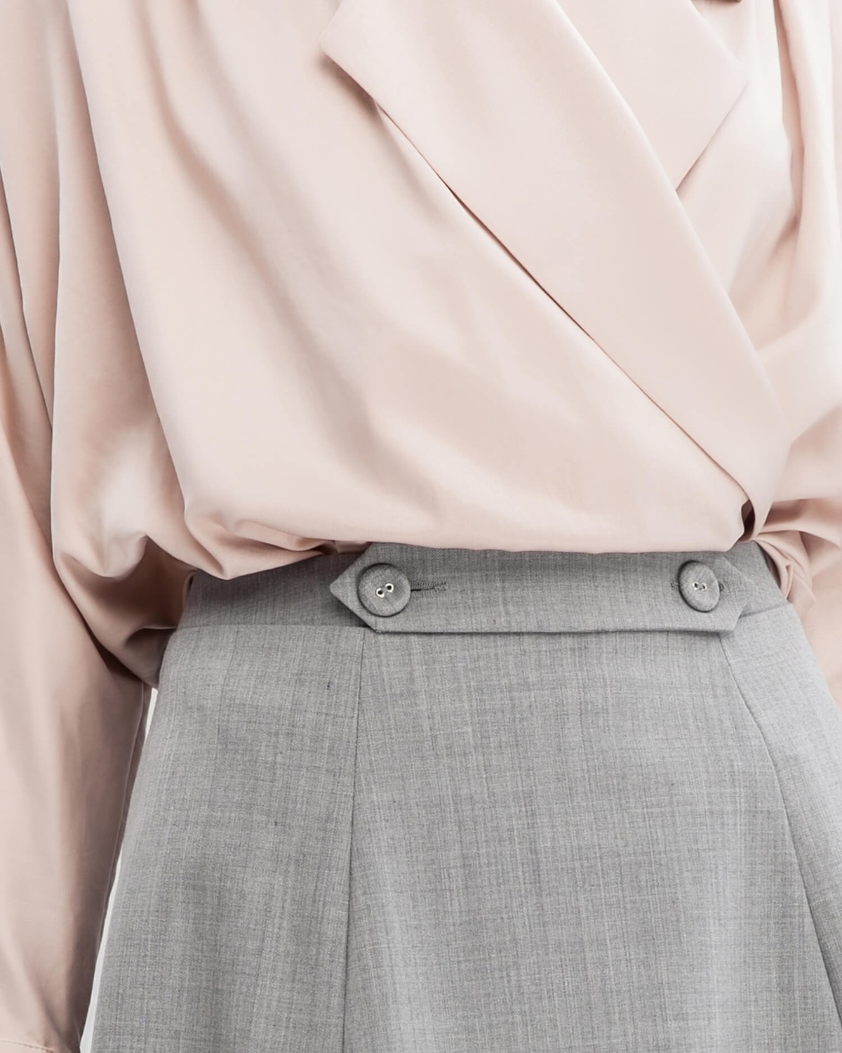 Юбка длины миди силуэта трапеция позволяет создавать женственные утонченные образы даже зимой.

На модели размер XS
