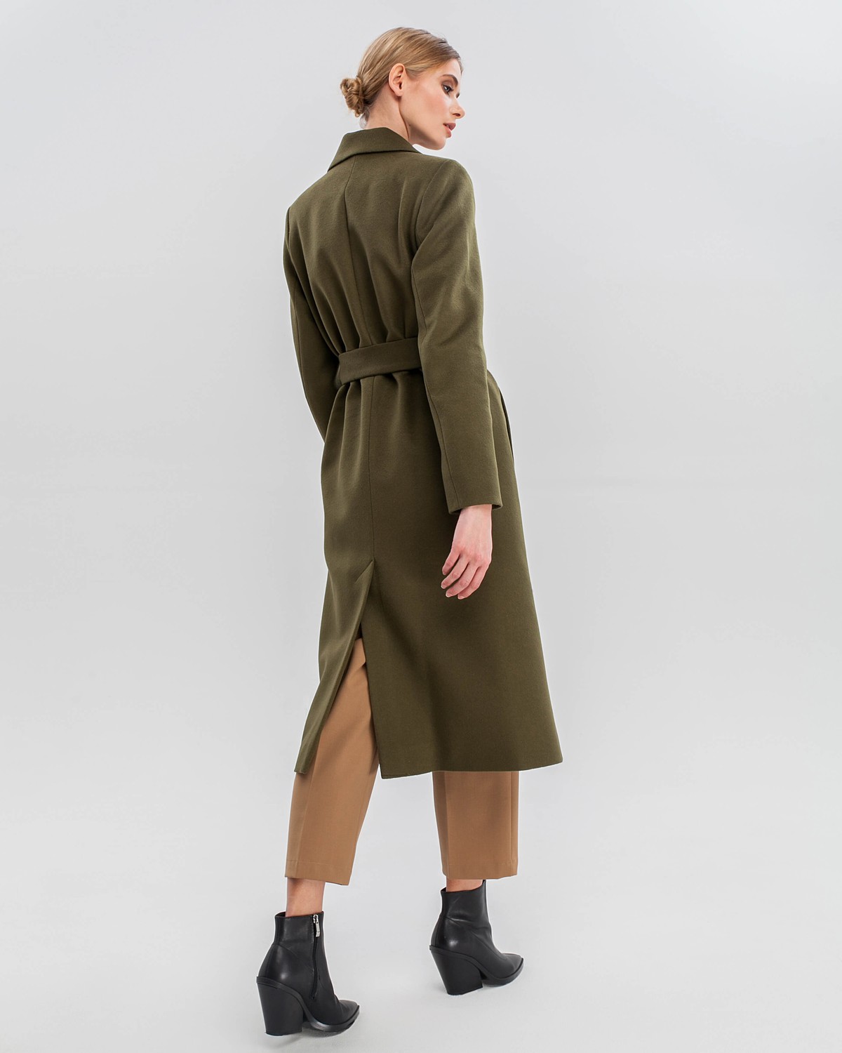 Пальто из плотной шерсти на подкладе. Модель прямого силуэта с английским воротником, классической линией плеча. Дополнено двумя вместительными втачными карманами и поясом из основного материала.
Женственный силуэт пальто и пояс, подчеркивающий талию, делает эту модель идеальным вариантом для любителей классики.

На модели размер XS
