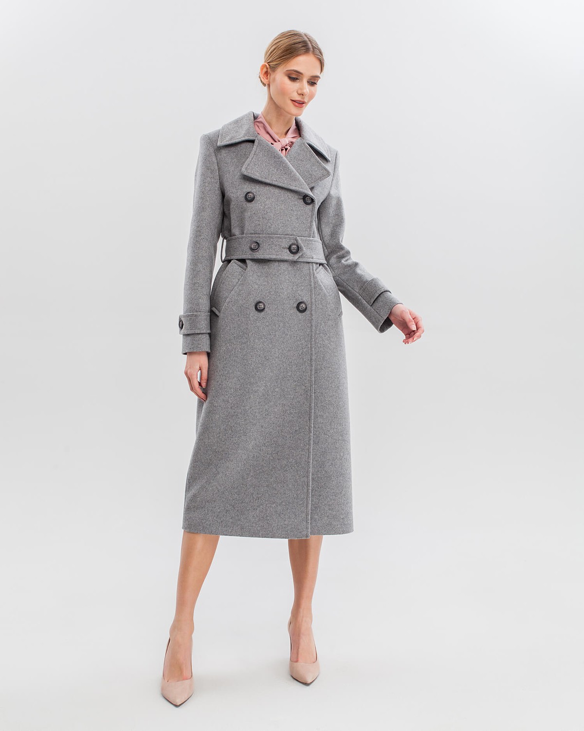 Двубортное пальто-тренчс кокеткой по спинке, широким поясом на пуговицах и шлицей сзади.
Рукава декорированы патами на пуговицах. Классический крой в сочетании с элементами стиля милитари - альтернатива минимализму.