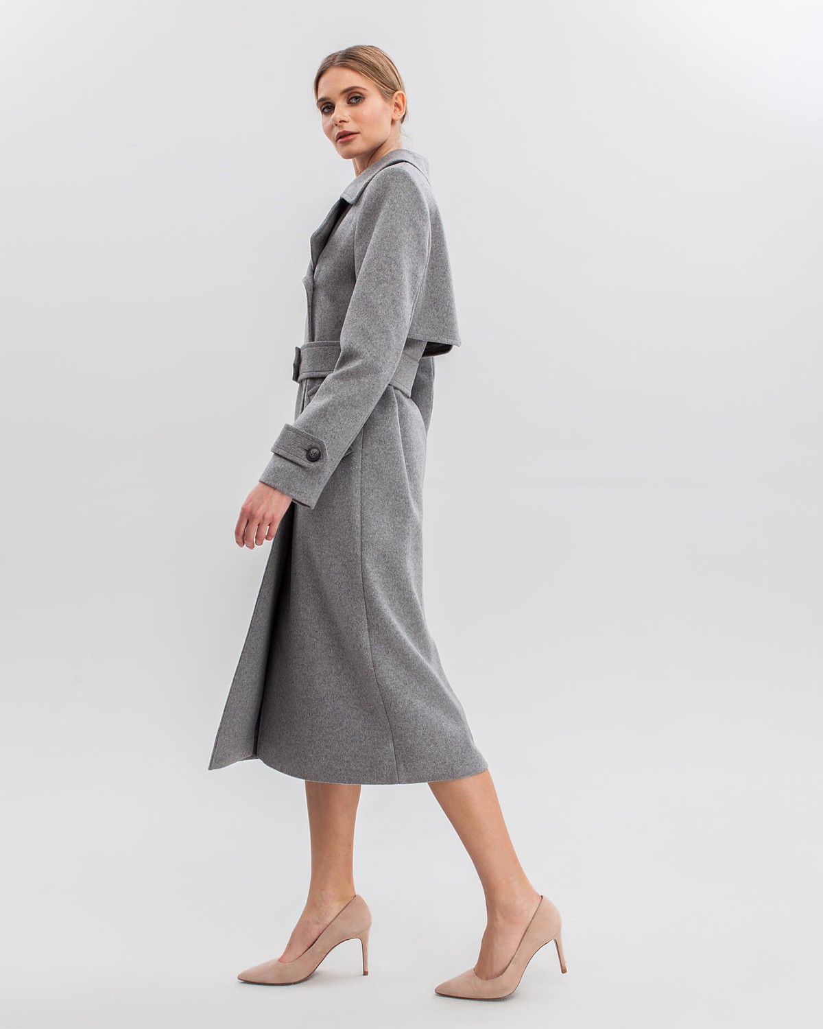 Двубортное пальто-тренчс кокеткой по спинке, широким поясом на пуговицах и шлицей сзади.
Рукава декорированы патами на пуговицах. Классический крой в сочетании с элементами стиля милитари - альтернатива минимализму.