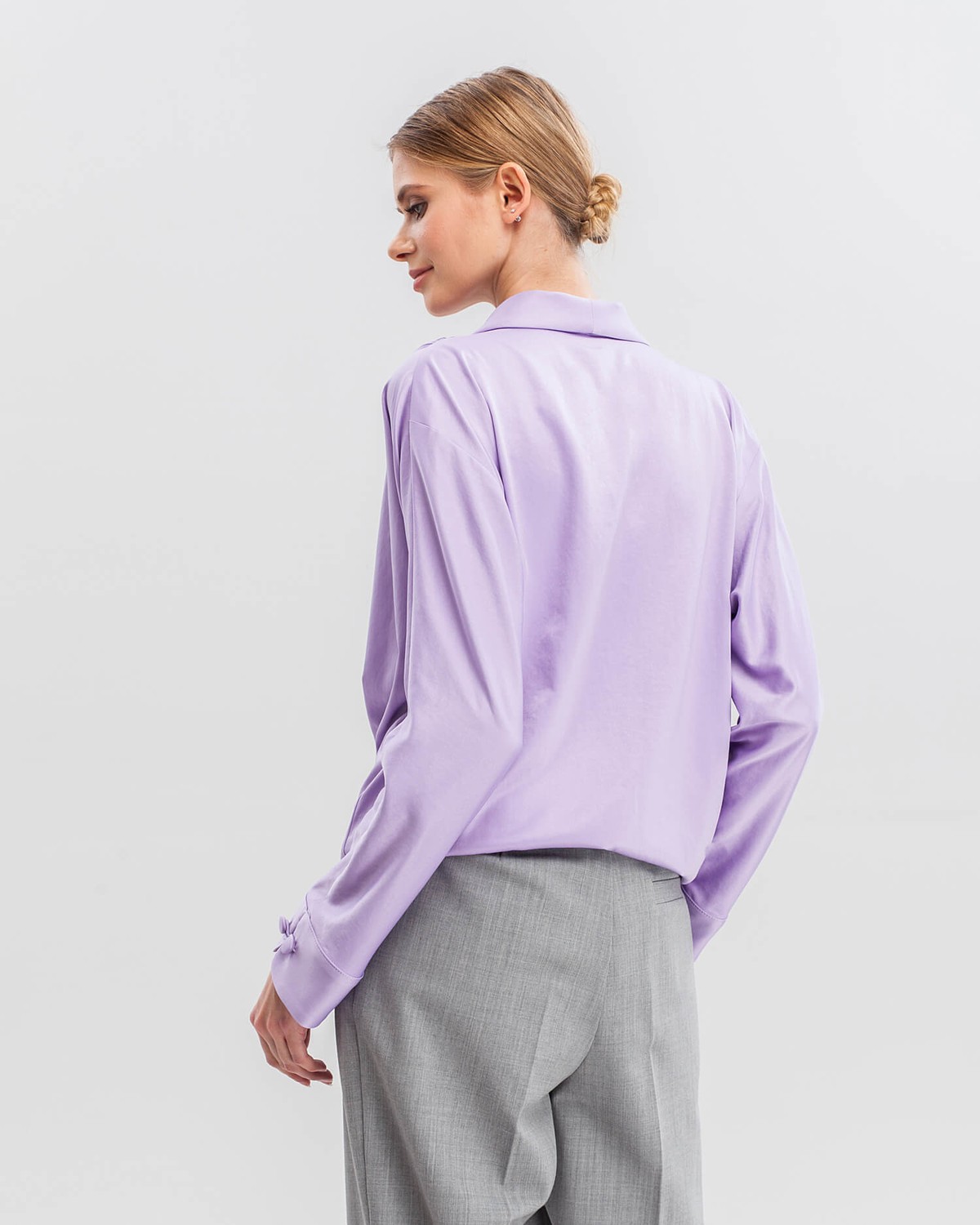 Объемная блуза с английским воротником и драпировкой на плечах из шелковистой вискозы. Сочетайте блузу с вещами с высокой посадкой для создания стильных, деловых и вечерних образов.