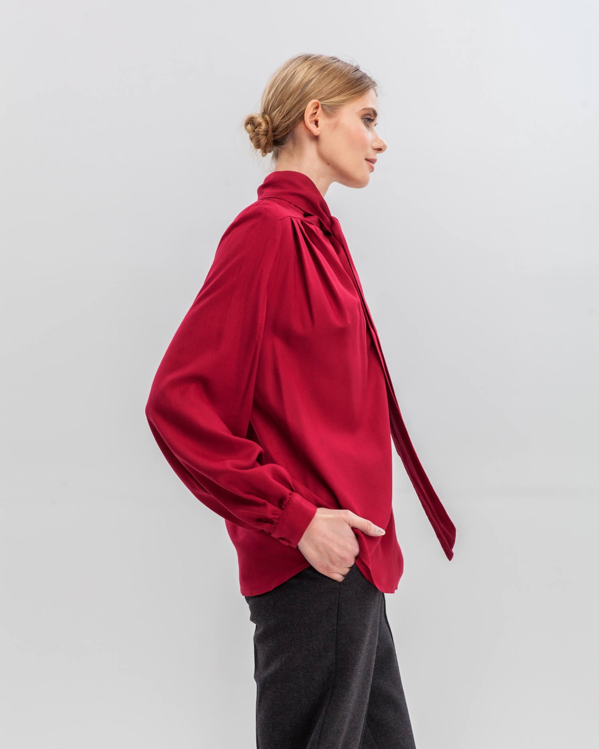 Блуза BL010, цвет: красный Allweneed Блуза с широкими рукавами, узкими манжетами, драпировкой и бантом на груди добавит женственности любому деловому образу.