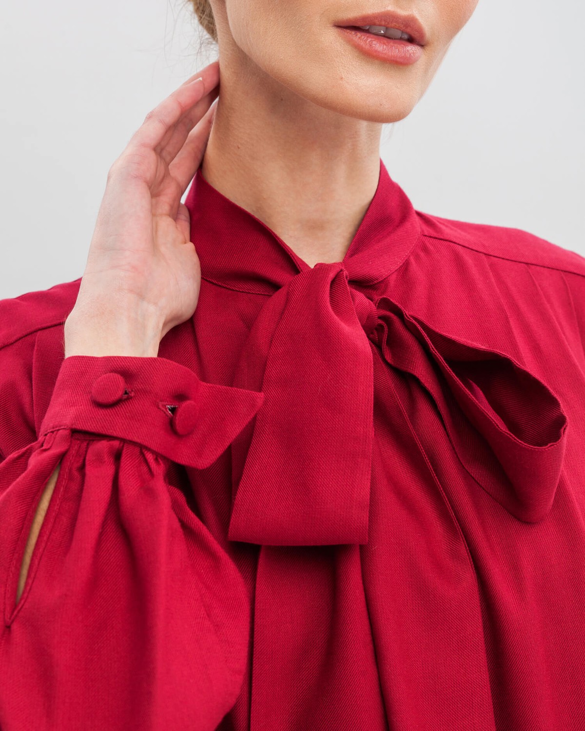 Блуза BL010, цвет: красный Allweneed Блуза с широкими рукавами, узкими манжетами, драпировкой и бантом на груди добавит женственности любому деловому образу.