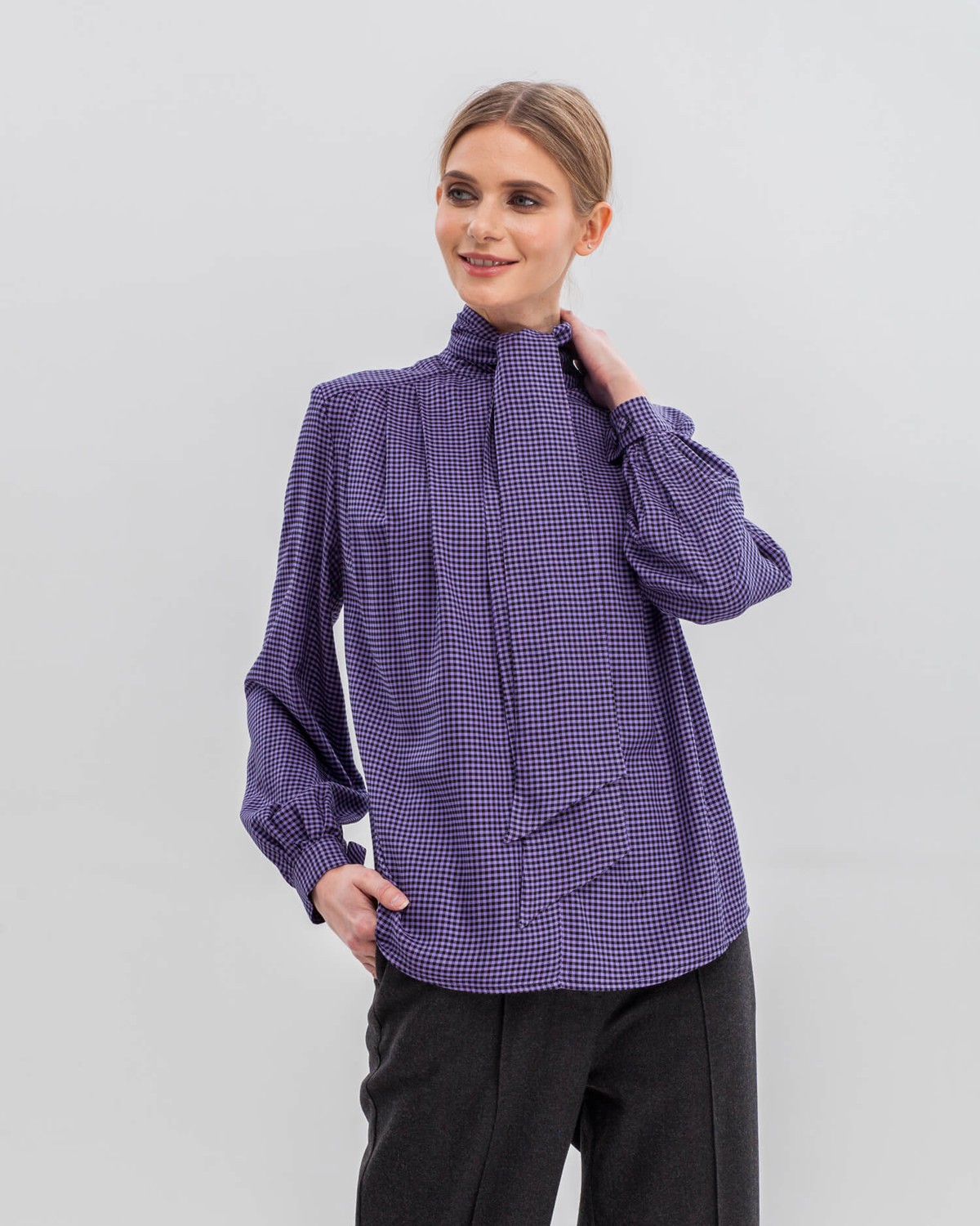 Блуза BL010, цвет: фиолетовая клетка Allweneed Блуза с широкими рукавами, узкими манжетами, драпировкой и бантом на груди добавит женственности любому деловому образу.