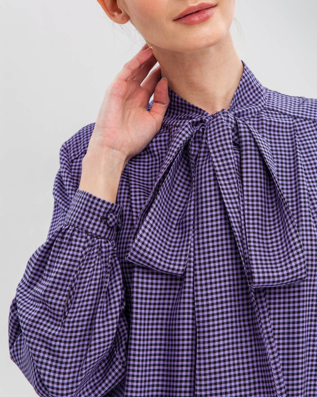 Блуза BL010, цвет: фиолетовая клетка Allweneed Блуза с широкими рукавами, узкими манжетами, драпировкой и бантом на груди добавит женственности любому деловому образу.