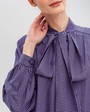 Блуза BL010, цвет: фиолетовая клетка Allweneed Блуза с широкими рукавами, узкими манжетами, драпировкой и бантом на груди добавит женственности любому деловому образу.