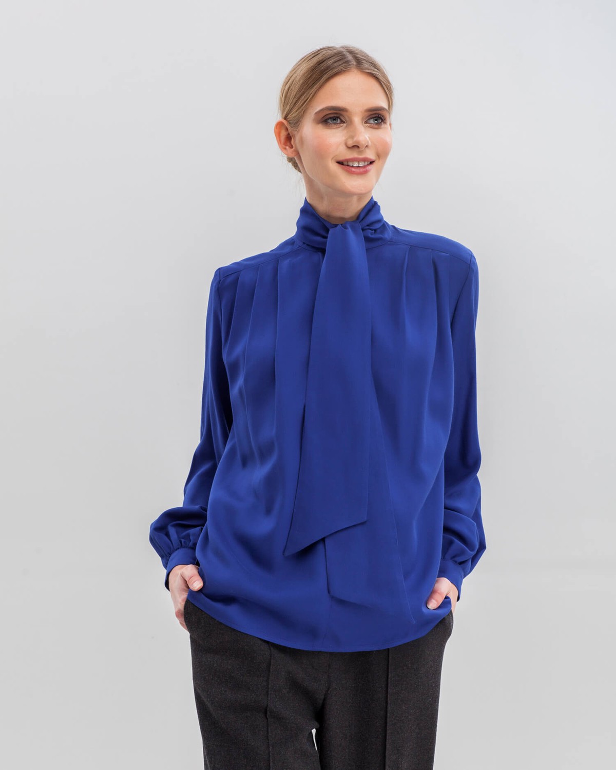 Блуза BL010, цвет: синий Allweneed Блуза с широкими рукавами, узкими манжетами, драпировкой и бантом на груди добавит женственности любому деловому образу.