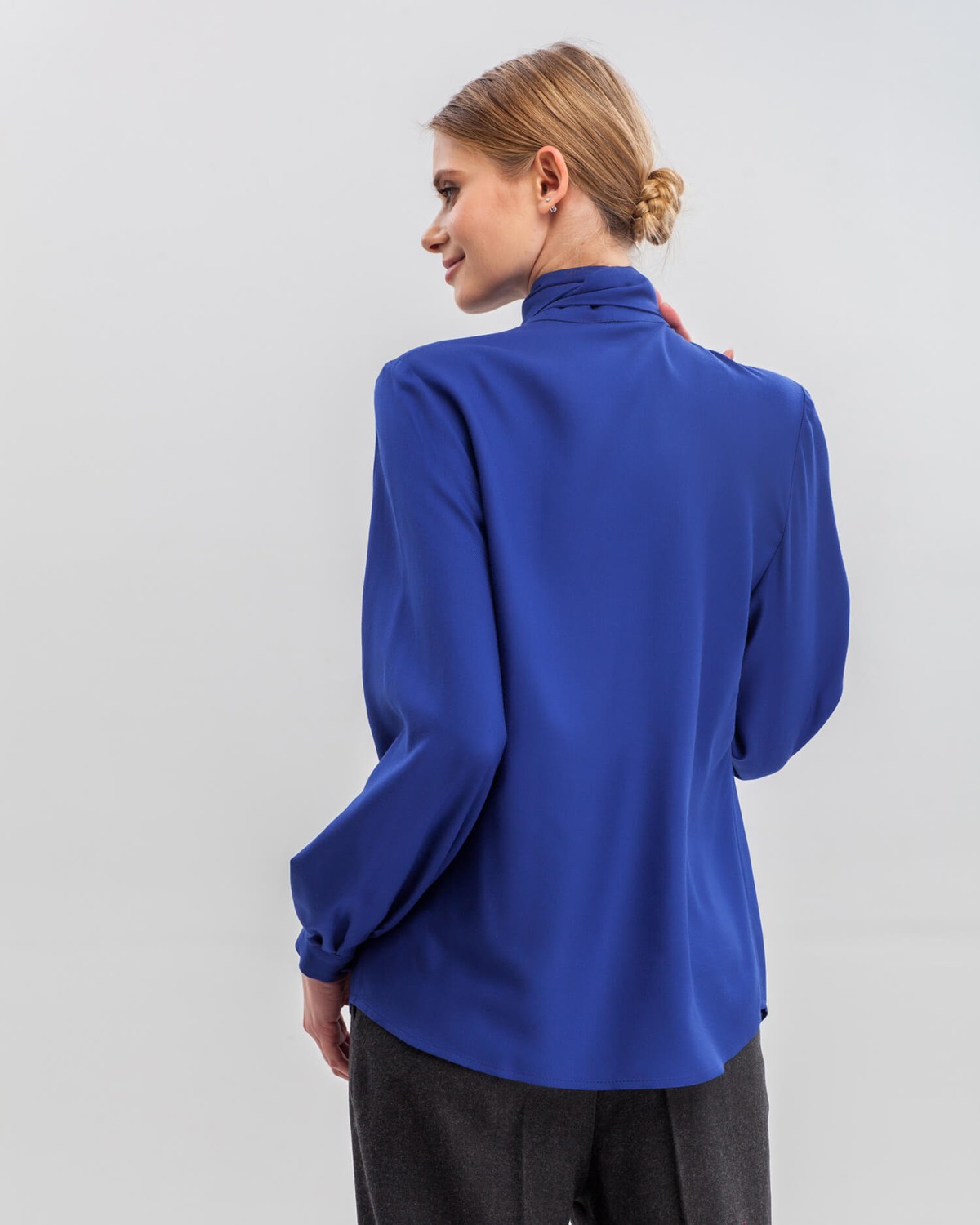 Блуза BL010, цвет: синий Allweneed Блуза с широкими рукавами, узкими манжетами, драпировкой и бантом на груди добавит женственности любому деловому образу.