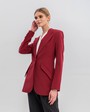Жакет однобортный с накладными карманами, цвет: винный Allweneed Приталенный однобортный жакет с накладными карманами и застежкой на одну пуговицу. Дополнен обтяжными пуговицами в тон изделия. Для созданияженственных деловых образов сочетайте с брюками в тон или юбками длины миди.
На модели размер XS