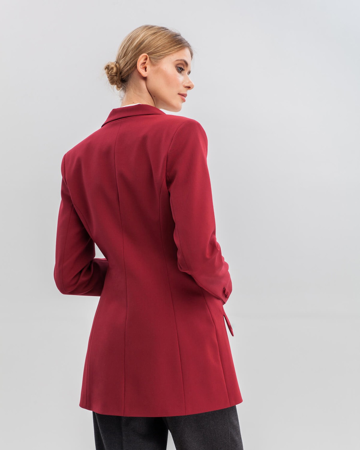 Жакет однобортный с накладными карманами, цвет: винный Allweneed Приталенный однобортный жакет с накладными карманами и застежкой на одну пуговицу. Дополнен обтяжными пуговицами в тон изделия. Для созданияженственных деловых образов сочетайте с брюками в тон или юбками длины миди.
На модели размер XS