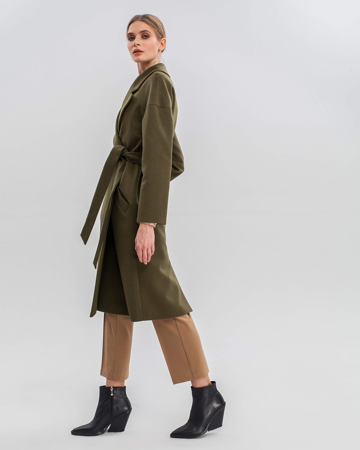 Пальто-халат из плотной шерсти с кашемиром. Модель прямого силуэтас английским воротником.Пальто дополнено двумя вместительными карманами,без застежки, с поясом из основного материала.

На модели размер XS