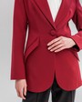 Жакет однобортный с накладными карманами, цвет: винный Allweneed Приталенный однобортный жакет с накладными карманами и застежкой на одну пуговицу. Дополнен обтяжными пуговицами в тон изделия. Для созданияженственных деловых образов сочетайте с брюками в тон или юбками длины миди.
На модели размер XS