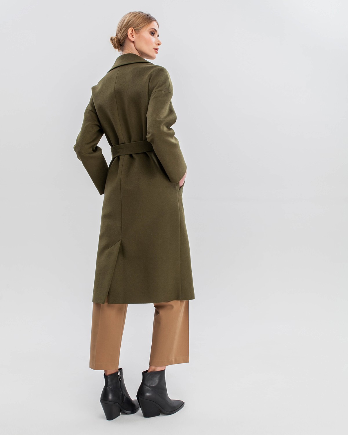 Пальто-халат из плотной шерсти с кашемиром. Модель прямого силуэтас английским воротником.Пальто дополнено двумя вместительными карманами,без застежки, с поясом из основного материала.

На модели размер XS