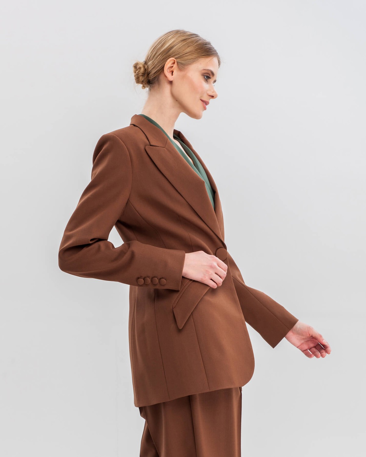 Приталенный однобортный жакет с накладными карманами и застежкой на одну пуговицу. Дополнен обтяжными пуговицами в тон изделия. Для созданияженственных деловых образов сочетайте с брюками в тон или юбками длины миди.

На модели размер XS