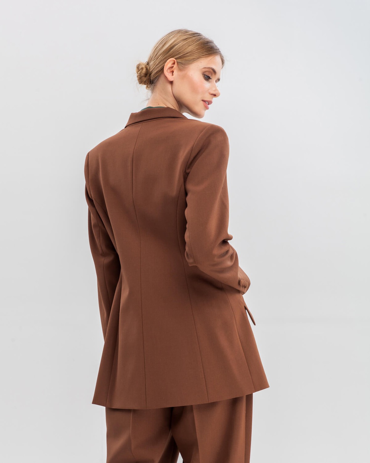 Приталенный однобортный жакет с накладными карманами и застежкой на одну пуговицу. Дополнен обтяжными пуговицами в тон изделия. Для созданияженственных деловых образов сочетайте с брюками в тон или юбками длины миди.

На модели размер XS