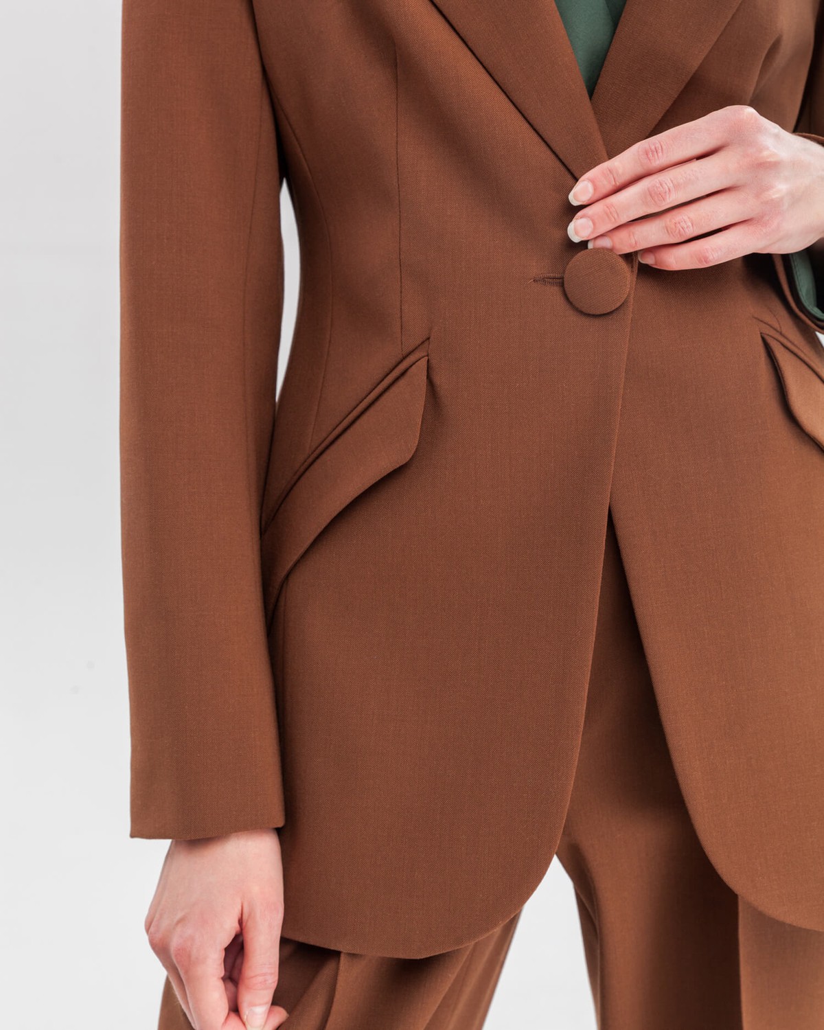 Приталенный однобортный жакет с накладными карманами и застежкой на одну пуговицу. Дополнен обтяжными пуговицами в тон изделия. Для созданияженственных деловых образов сочетайте с брюками в тон или юбками длины миди.

На модели размер XS