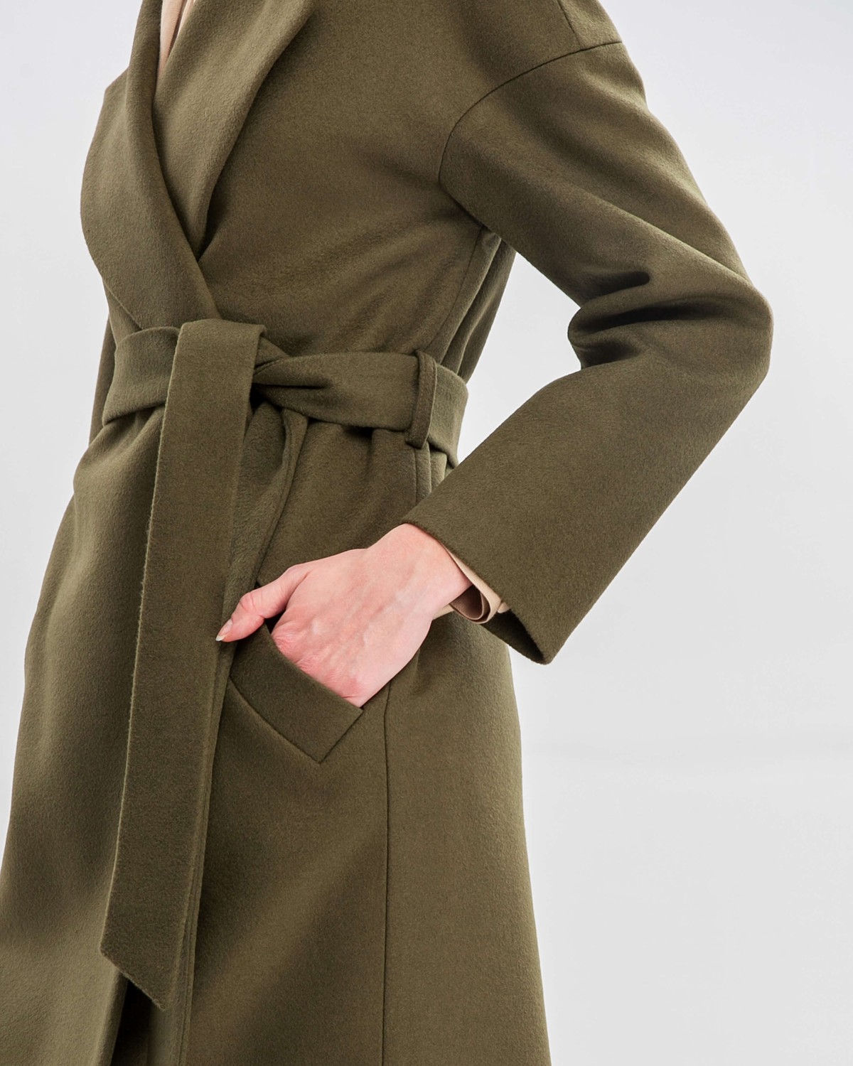 Пальто-халат из плотной шерсти с кашемиром. Модель прямого силуэтас английским воротником.Пальто дополнено двумя вместительными карманами,без застежки, с поясом из основного материала.

На модели размер XS