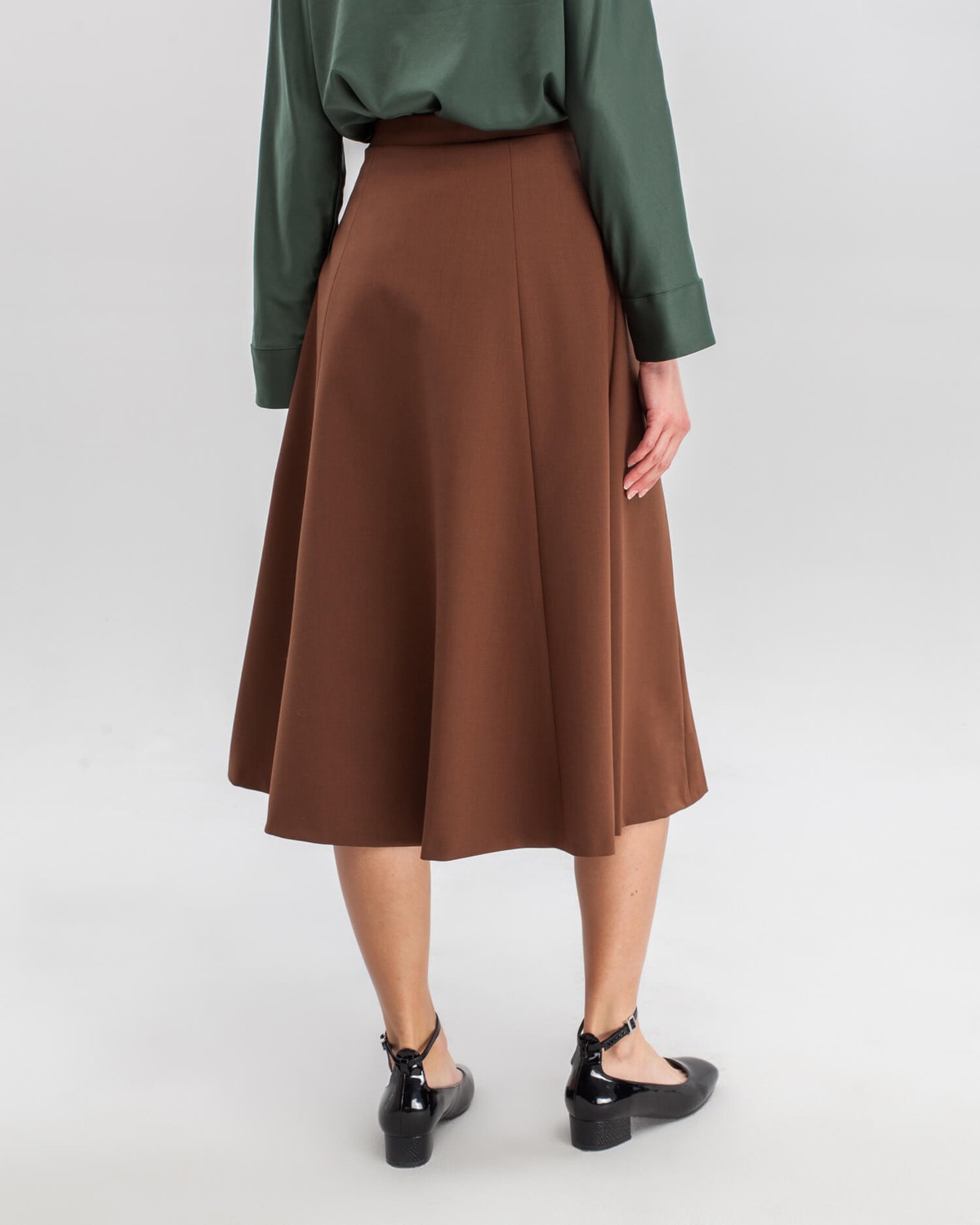 Юбка длины миди силуэта трапеция позволяет создавать женственные утонченные образы даже зимой.

На модели размер XS
