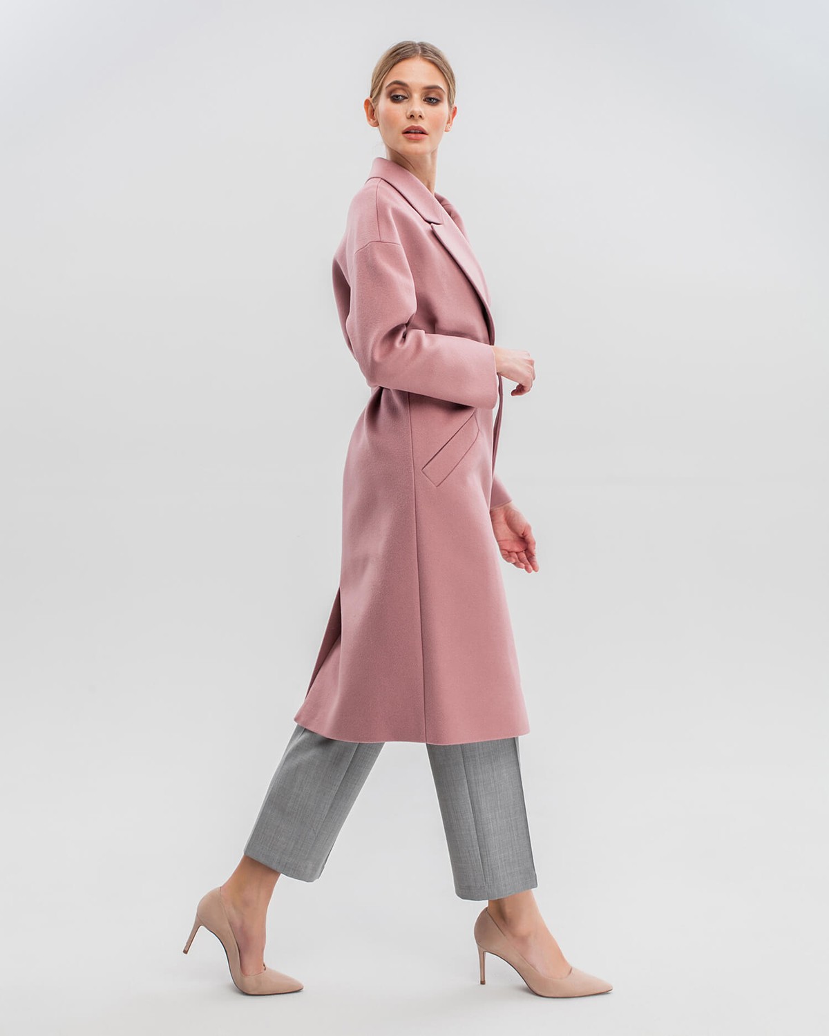 Пальто-халат из плотной шерсти с кашемиром. Модель прямого силуэтас английским воротником.Пальто дополнено двумя вместительными карманами,без застежки, с поясом из основного материала.

На модели размер XS