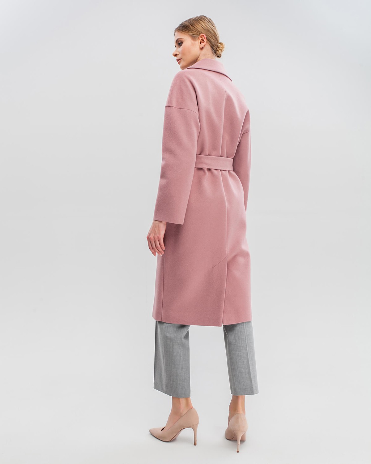 Пальто-халат из плотной шерсти с кашемиром. Модель прямого силуэтас английским воротником.Пальто дополнено двумя вместительными карманами,без застежки, с поясом из основного материала.

На модели размер XS