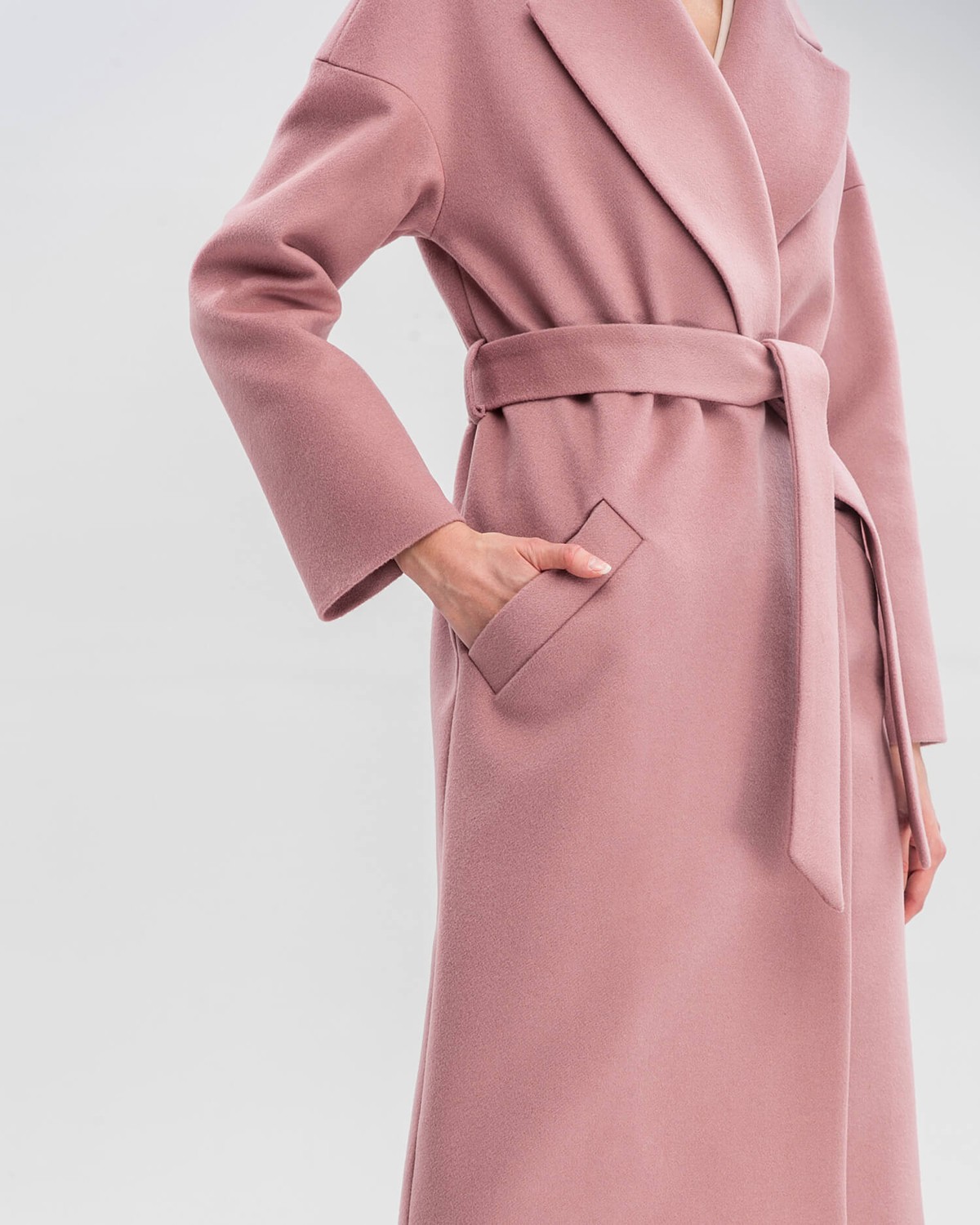 Пальто-халат из плотной шерсти с кашемиром. Модель прямого силуэтас английским воротником.Пальто дополнено двумя вместительными карманами,без застежки, с поясом из основного материала.

На модели размер XS