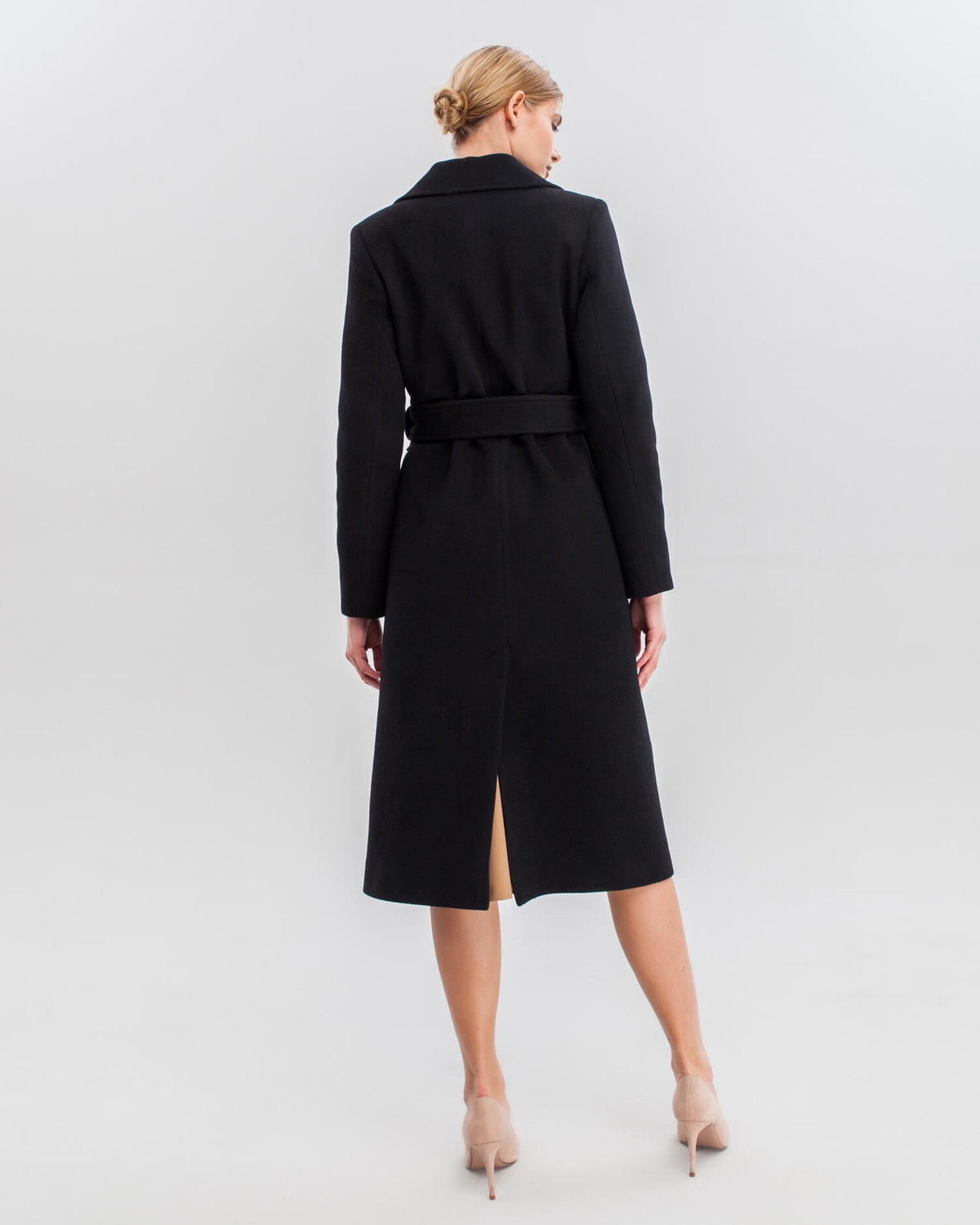 Пальто-халат зимнее с поясом с пряжкой, цвет: Черный Allweneed Утепленное пальто-халат с втачанным рукавом классической посадки и английским воротником. Дополнено поясом с пряжкой в тон изделия. Благодаря утонченному крою и утеплителю в подкладке с пальто можно создавать элегантные и женственные зимние образы.
Модель будет согревать вас до -10 градусов.
На модели размер XS