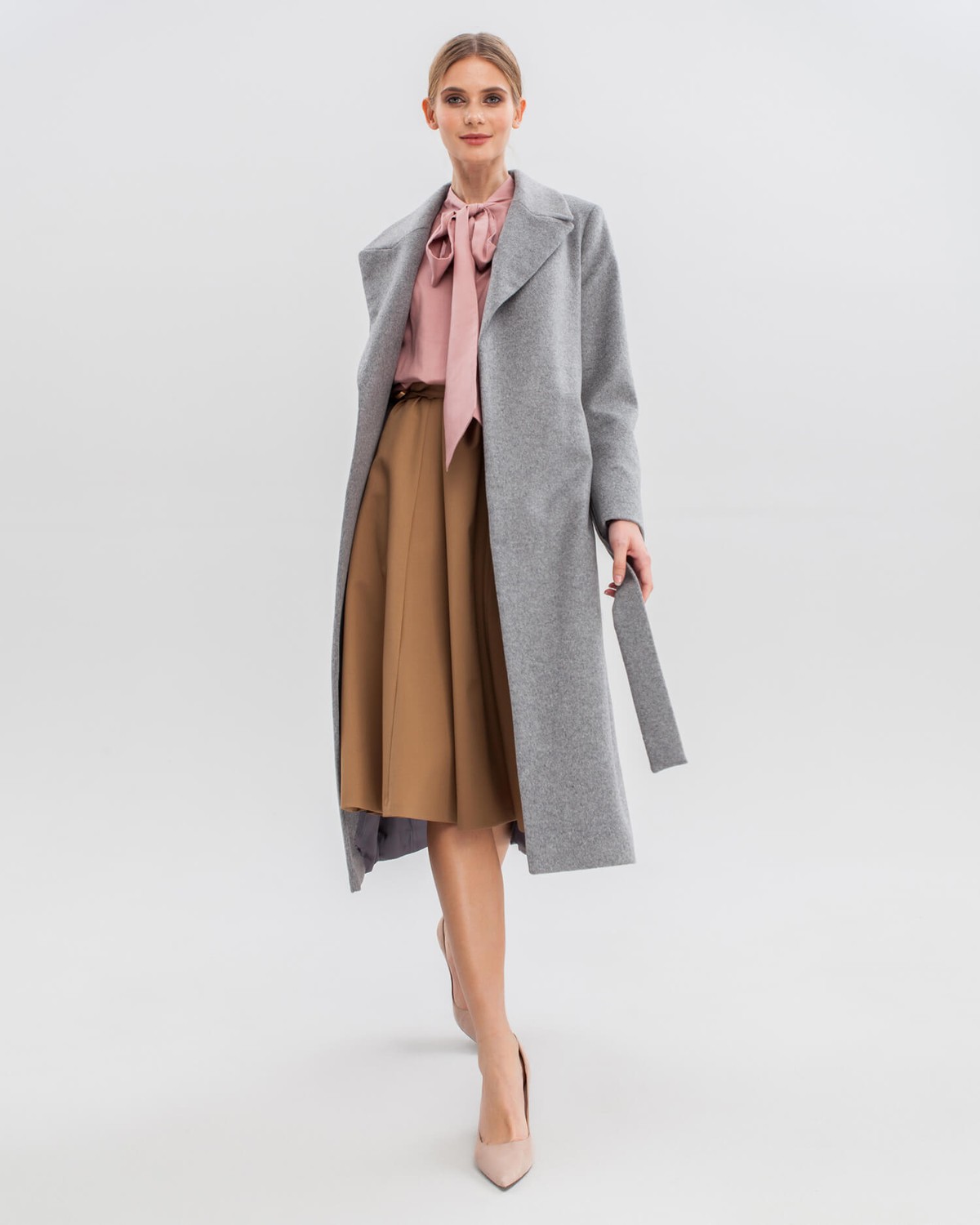 Пальто из плотной шерсти на подкладе. Модель прямого силуэта с английским воротником, классической линией плеча. Дополнено двумя вместительными втачными карманами и поясом из основного материала.
Женственный силуэт пальто и пояс, подчеркивающий талию, делает эту модель идеальным вариантом для любителей классики.

На модели размер XS