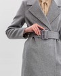 Утепленное пальто-халат с втачанным рукавом классической посадки и английским воротником. Дополнено поясом с пряжкой в тон изделия. Благодаря утонченному крою и утеплителю в подкладке с пальто можно создавать элегантные и женственные зимние образы.

Модель будет согревать вас до -10 градусов.

На модели размер XS
