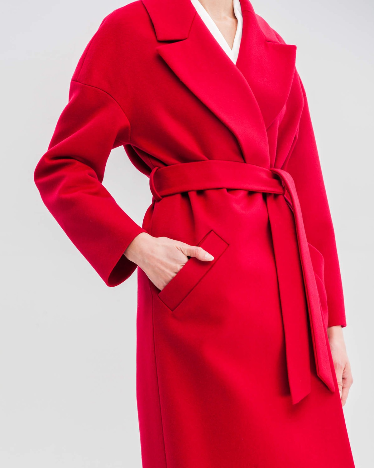 Пальто-халат из плотной шерсти с кашемиром. Модель прямого силуэтас английским воротником.Пальто дополнено двумя вместительными карманами,без застежки, с поясом из основного материала.

На модели размер XS