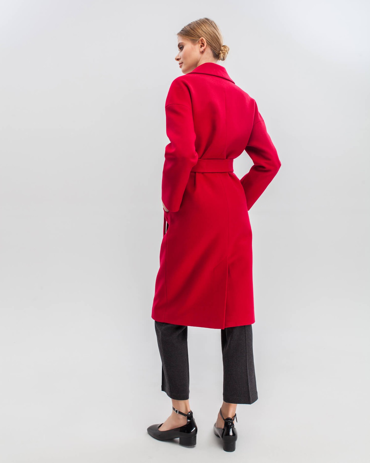 Пальто-халат из плотной шерсти с кашемиром. Модель прямого силуэтас английским воротником.Пальто дополнено двумя вместительными карманами,без застежки, с поясом из основного материала.

На модели размер XS