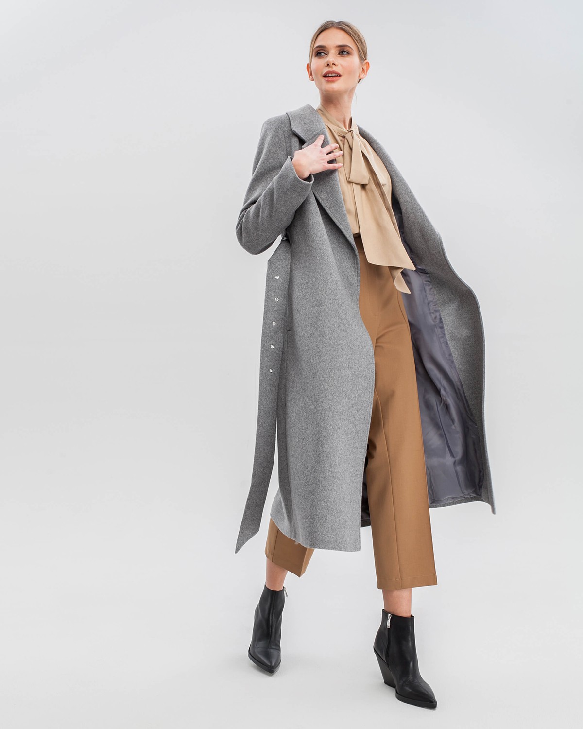 Утепленное пальто-халат с втачанным рукавом классической посадки и английским воротником. Дополнено поясом с пряжкой в тон изделия. Благодаря утонченному крою и утеплителю в подкладке с пальто можно создавать элегантные и женственные зимние образы.

Модель будет согревать вас до -10 градусов.

На модели размер XS