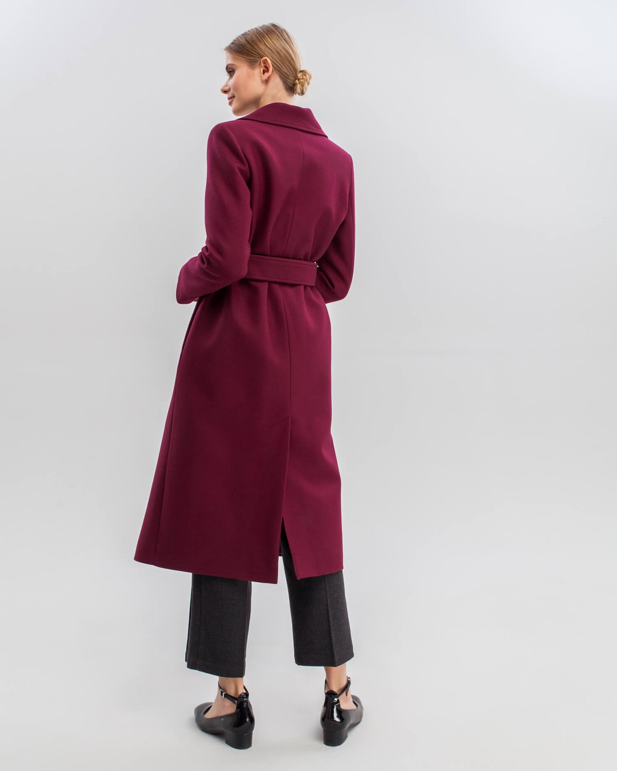 Утепленное пальто-халат с втачанным рукавом классической посадки и английским воротником. Дополнено поясом с пряжкой в тон изделия. Благодаря утонченному крою и утеплителю в подкладке с пальто можно создавать элегантные и женственные зимние образы.

Модель будет согревать вас до -10 градусов.

На модели размер XS