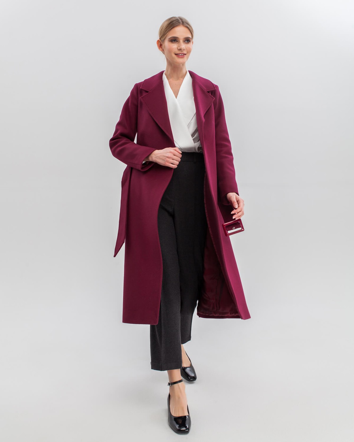 Утепленное пальто-халат с втачанным рукавом классической посадки и английским воротником. Дополнено поясом с пряжкой в тон изделия. Благодаря утонченному крою и утеплителю в подкладке с пальто можно создавать элегантные и женственные зимние образы.

Модель будет согревать вас до -10 градусов.

На модели размер XS