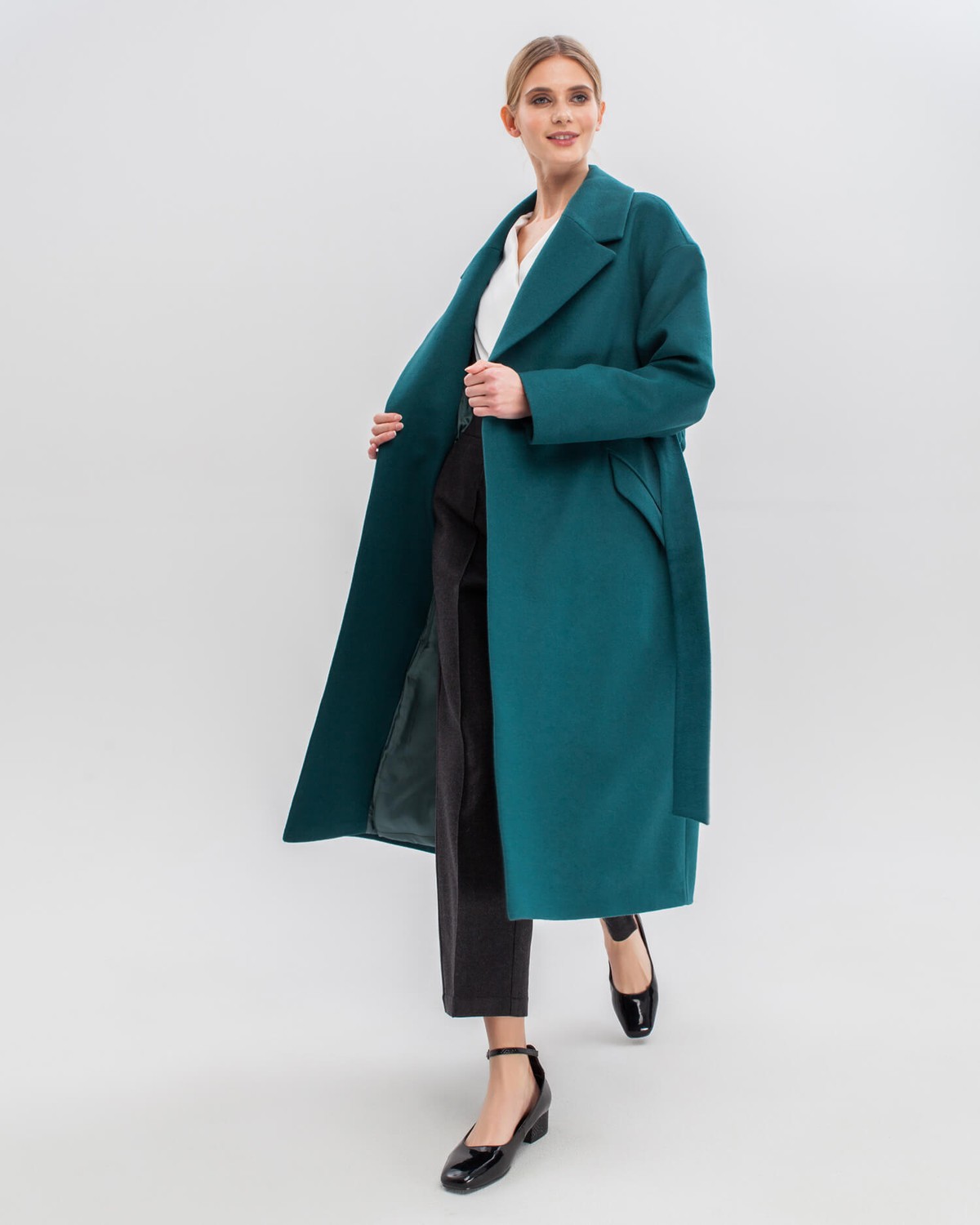 Зимнее пальто из плотной шерсти на подкладе из шерстепона. Модель прямого силуэта с английским воротником, дополнена двумя вместительными карманами,без застежки, с поясом из основного материала.

Температурный режим: до -10 градусов