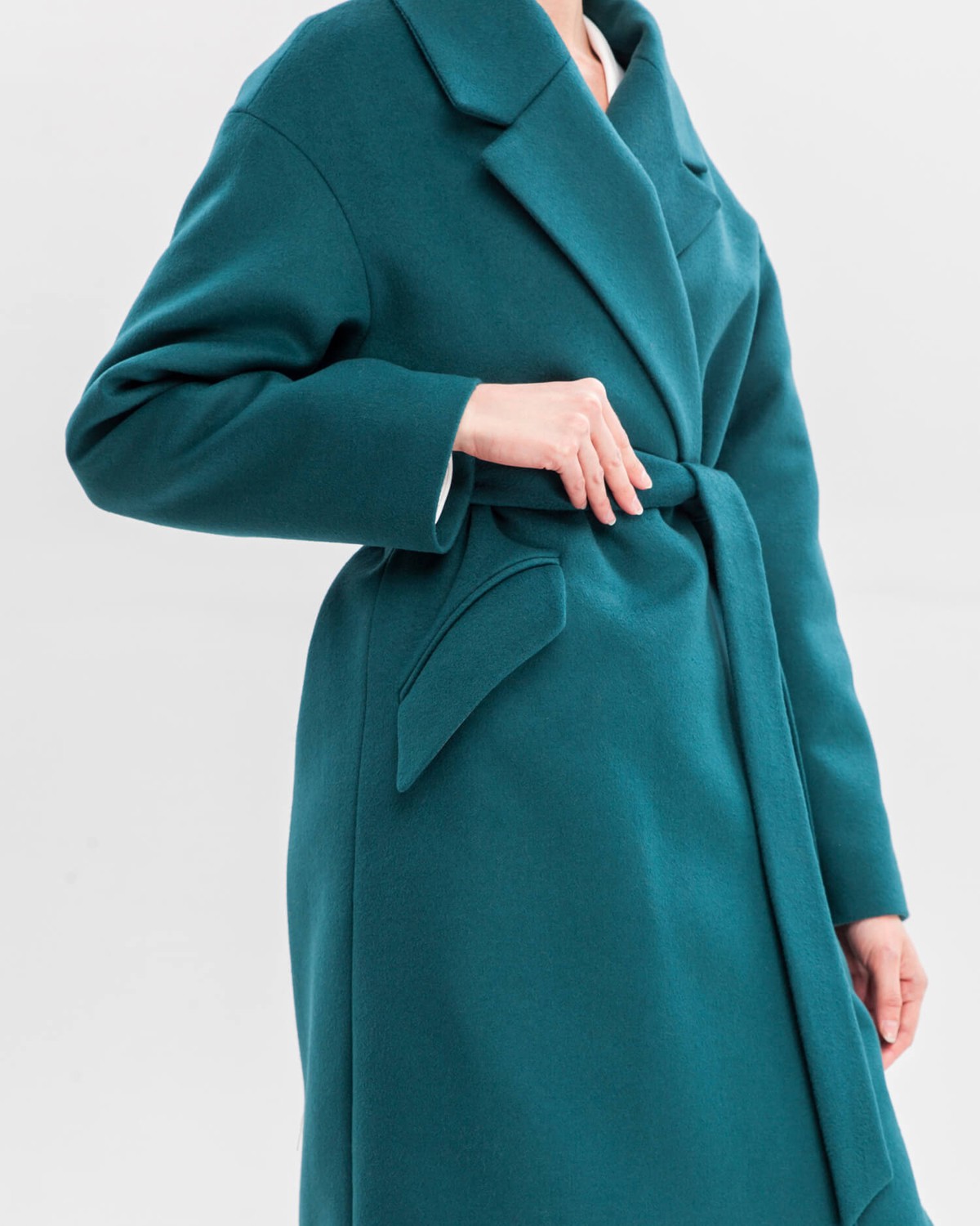 Зимнее пальто из плотной шерсти на подкладе из шерстепона. Модель прямого силуэта с английским воротником, дополнена двумя вместительными карманами,без застежки, с поясом из основного материала.

Температурный режим: до -10 градусов