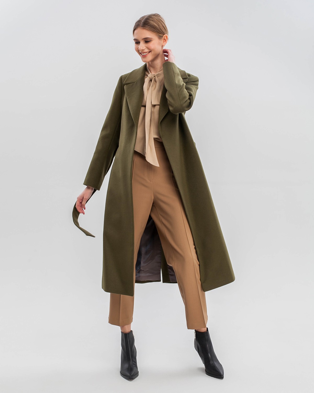 Пальто из плотной шерсти на подкладе. Модель прямого силуэта с английским воротником, классической линией плеча. Дополнено двумя вместительными втачными карманами и поясом из основного материала.
Женственный силуэт пальто и пояс, подчеркивающий талию, делает эту модель идеальным вариантом для любителей классики.

На модели размер XS