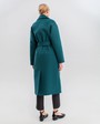 Зимнее пальто из плотной шерсти на подкладе из шерстепона. Модель прямого силуэта с английским воротником, дополнена двумя вместительными карманами,без застежки, с поясом из основного материала.

Температурный режим: до -10 градусов