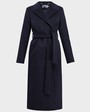 Пальто из плотной шерсти на подкладе. Модель прямого силуэта с английским воротником, классической линией плеча. Дополнено двумя вместительными втачными карманами и поясом из основного материала.
Женственный силуэт пальто и пояс, подчеркивающий талию, делает эту модель идеальным вариантом для любителей классики.

На модели размер XS