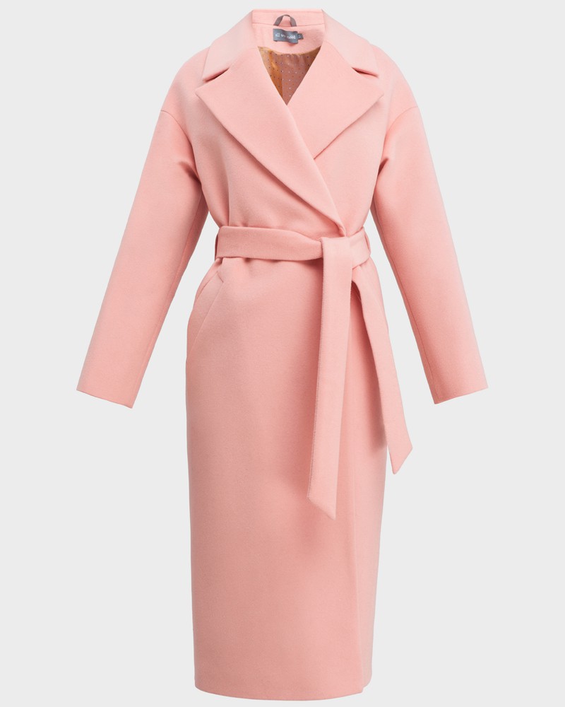 Пальто из плотной шерсти на подкладе. Модель прямого силуэтас английским воротником.Пальто дополнено двумя вместительными карманами,без застежки, с поясом из основного материала.

На модели размер XS